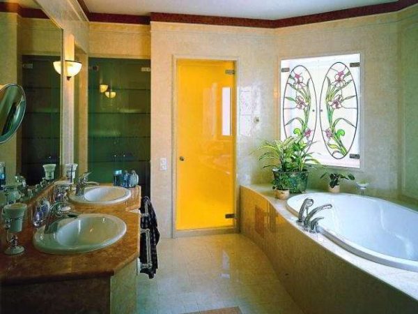 стильные жёлтые двери в ванной