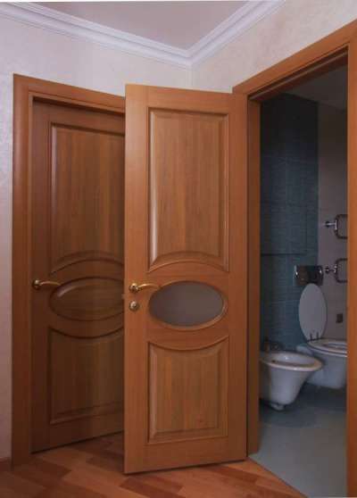 двери коричневые в интерьере ванной