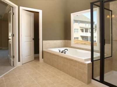 белые двери в интерьере ванной
