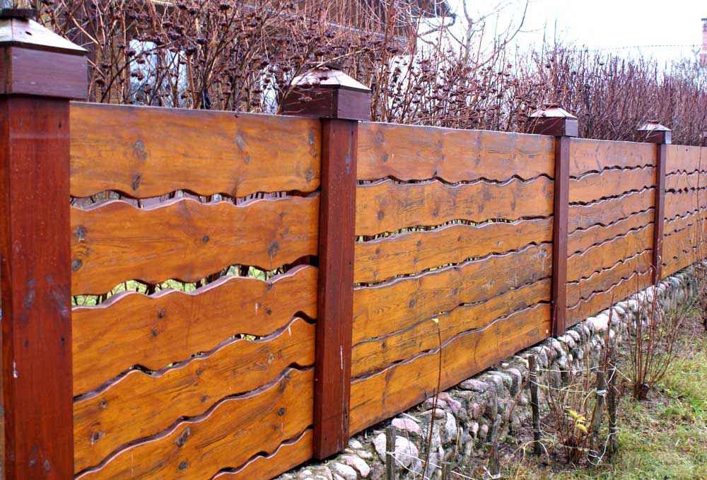 деревянный забор из необрезной доски