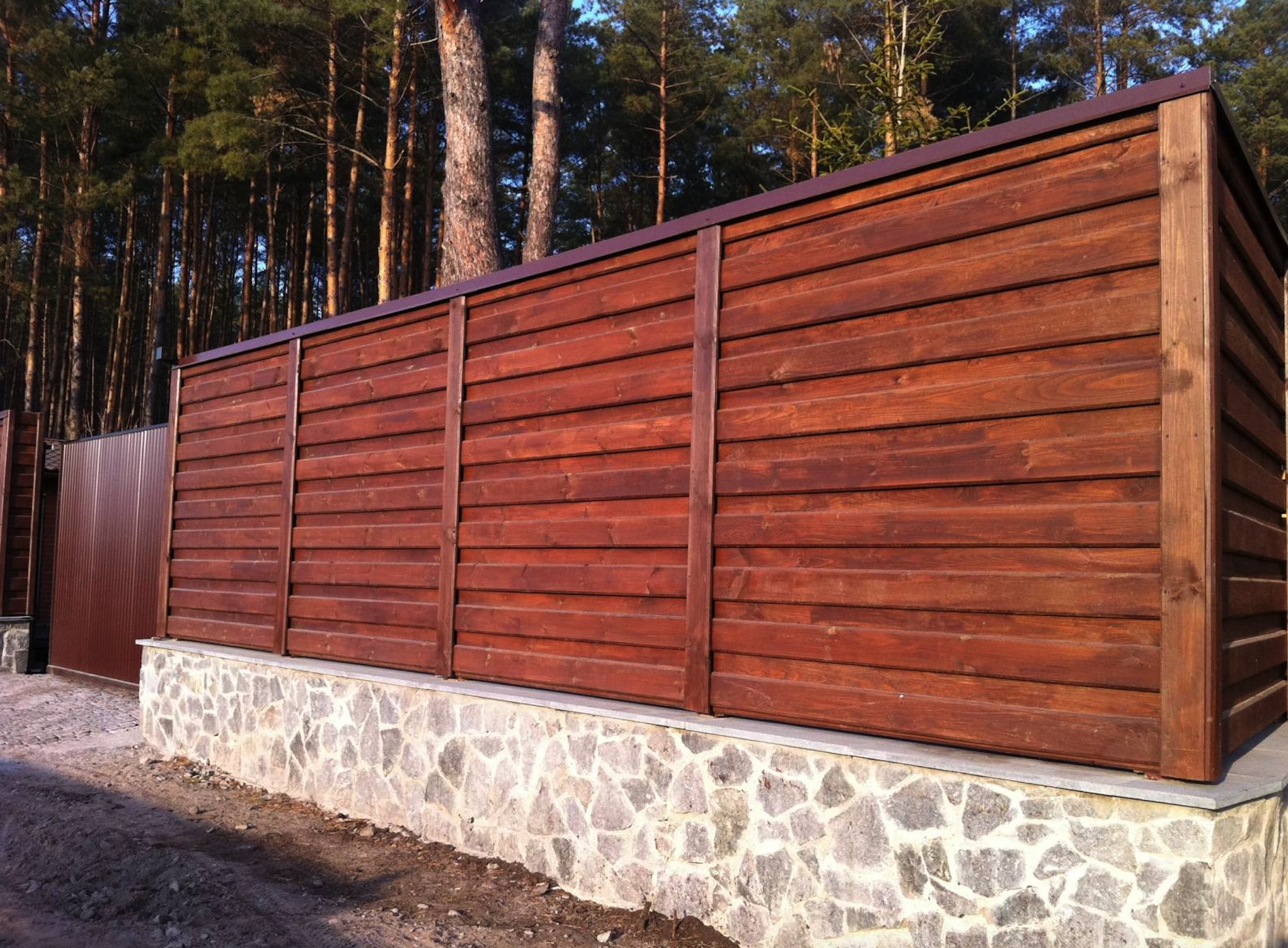 деревянный забор из обрезной доски