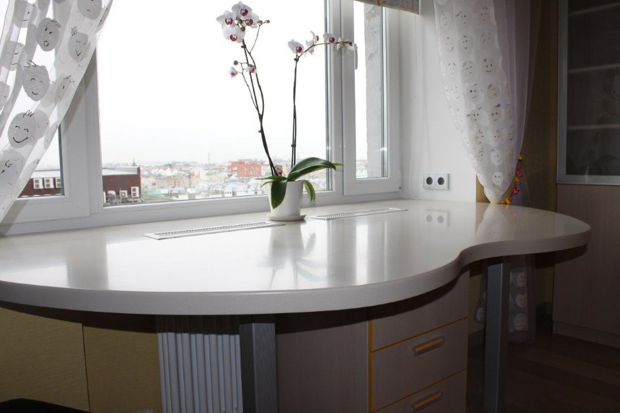 Стол-подоконник на кухне квартиры площадью 44 кв метра