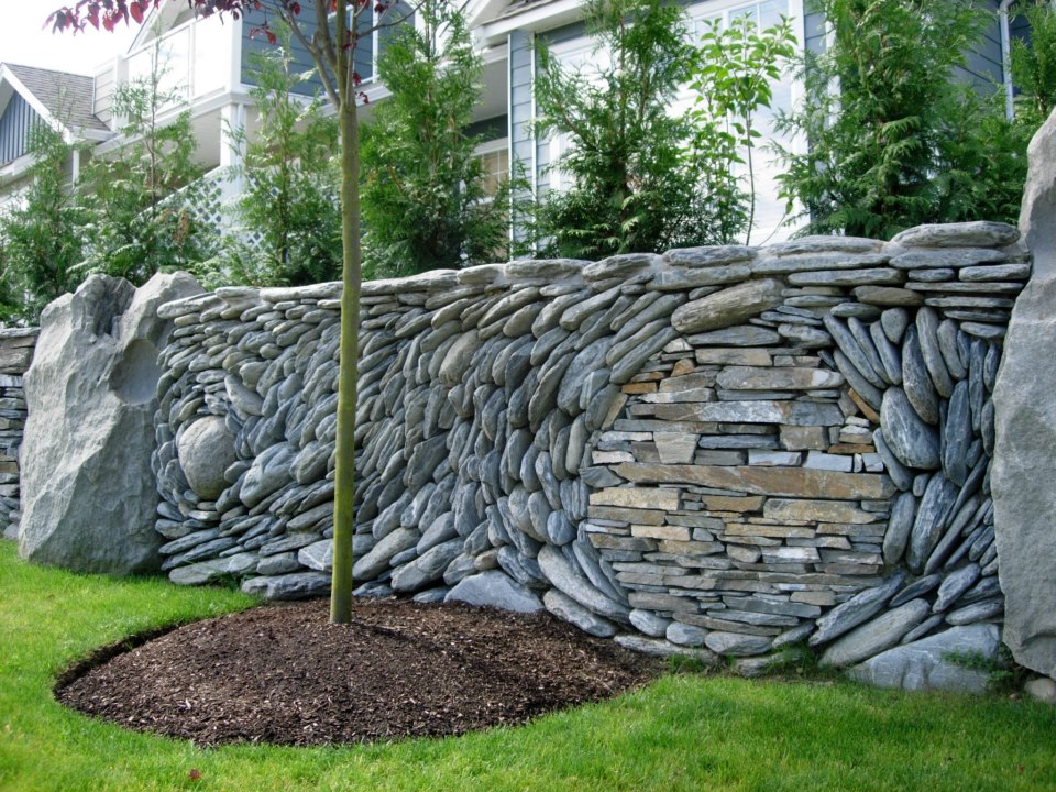 Арт-забор из причудливо выложенных камней