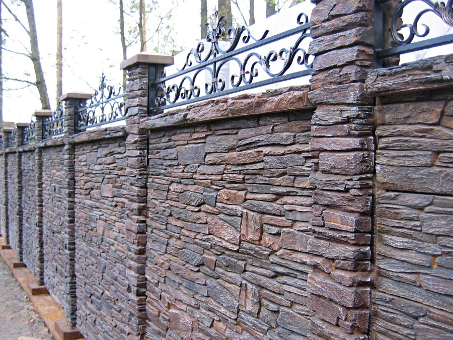 Каменный забор с кованным декором