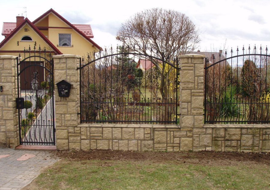 Комбинированный забор со столбами из камня
