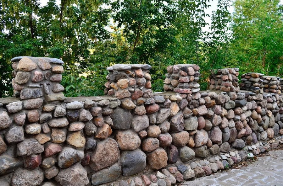 Садовый забор из бутового камня разного формата