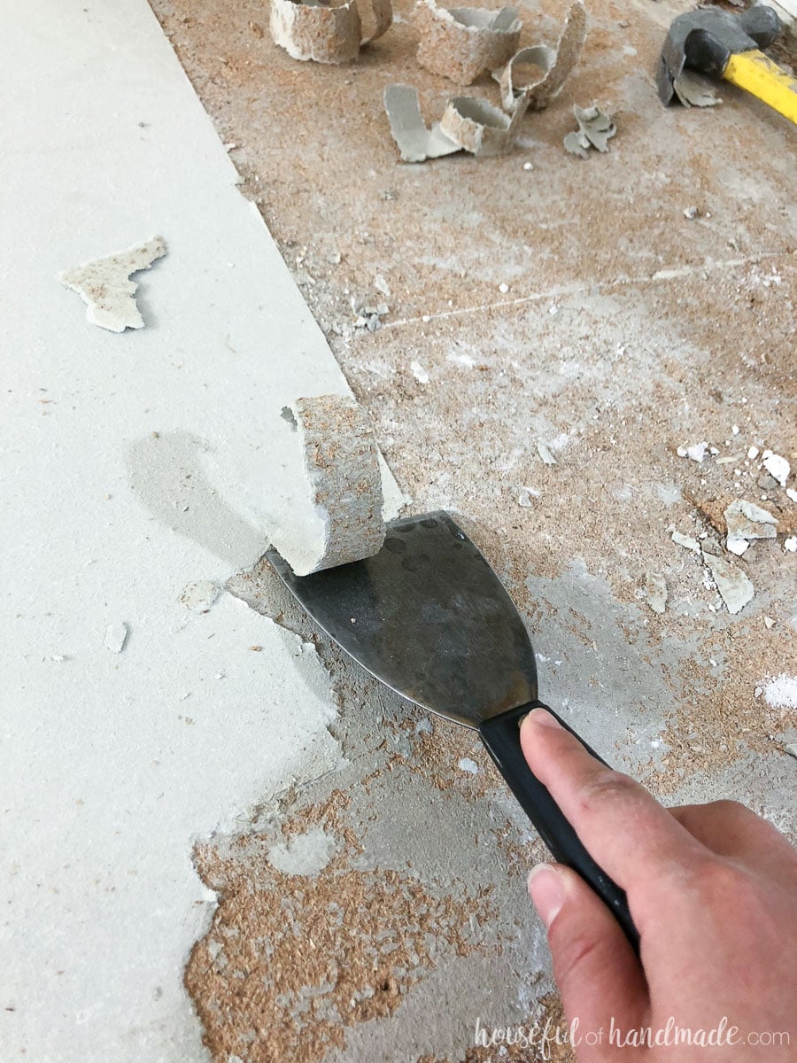 Scrape the warmed linoleum off the floor to remove the linoleum the easy way. 