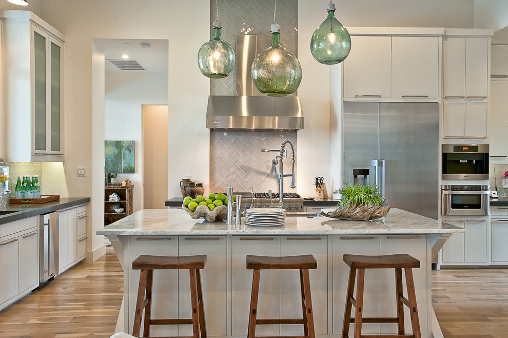 Шевронный рисунок серой плитки фартука  в интерьере кухни от Cornerstone Architects