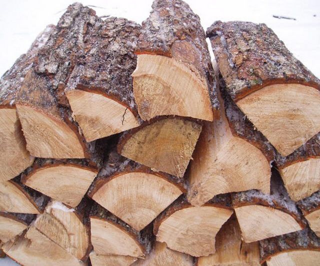 Хвойные дрова дают много дыма и копоти, быстро сгорают. Для печки - не самый лучший вариант