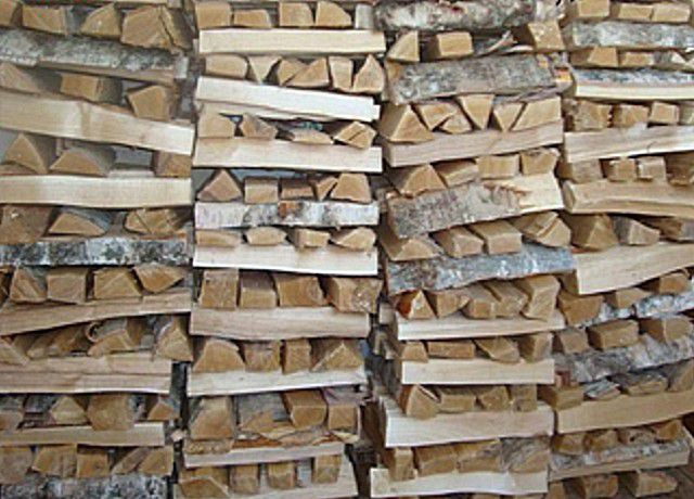 Поленницу складывают так, чтобы дрова проветривались, и чтобы кладка обладала устойчивостью