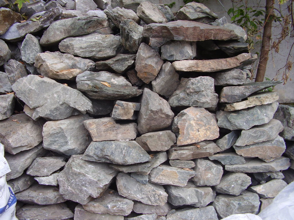 Бутовый камень (булыжник), крупные куски различной формы с длиной ребра 50—350 мм, получаемые из плотных пород ледникового происхождения