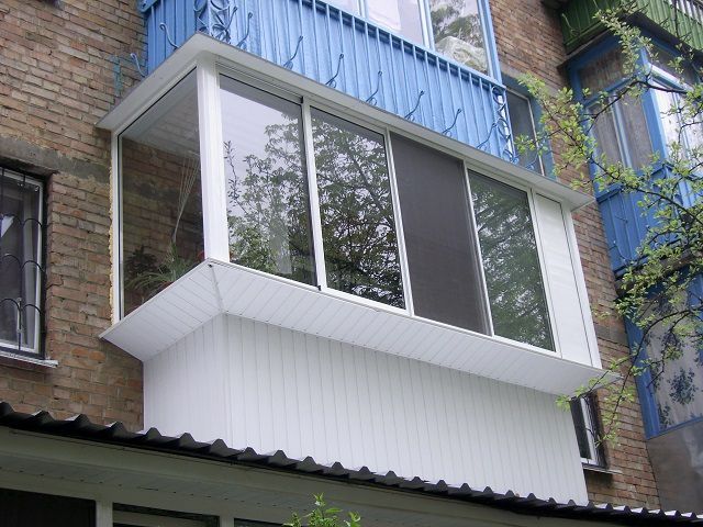 Типичный балкон с выносом рам