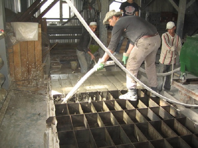 Заполнение форм вспененным бетонным раствором в условиях небольшого полукустарного производства