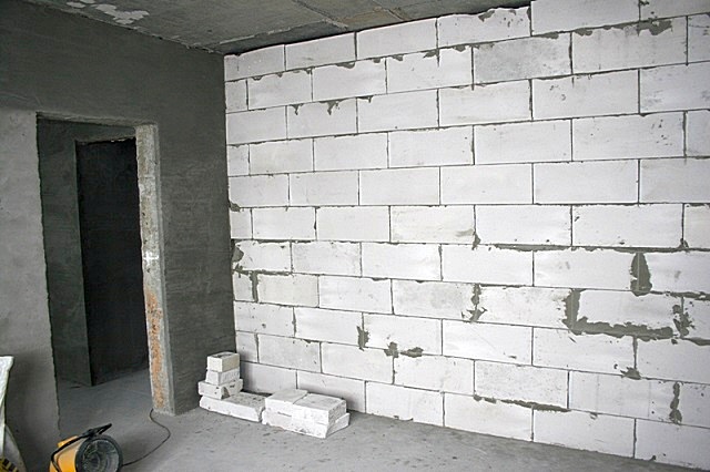 Монтаж перегородки из газосиликатных блоков выполняется несравнимо быстрее по сравнению с кирпичной стеной