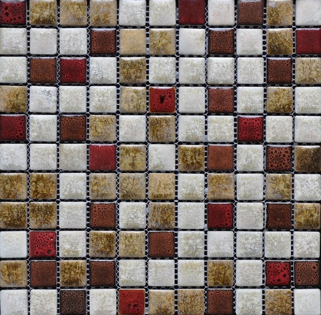 Керамическая мозаичная плитка на сетчатом основании.