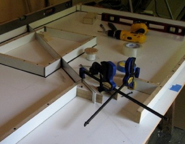 Некоторые из инструментов для выполнения работ по изготовлению столешницы.