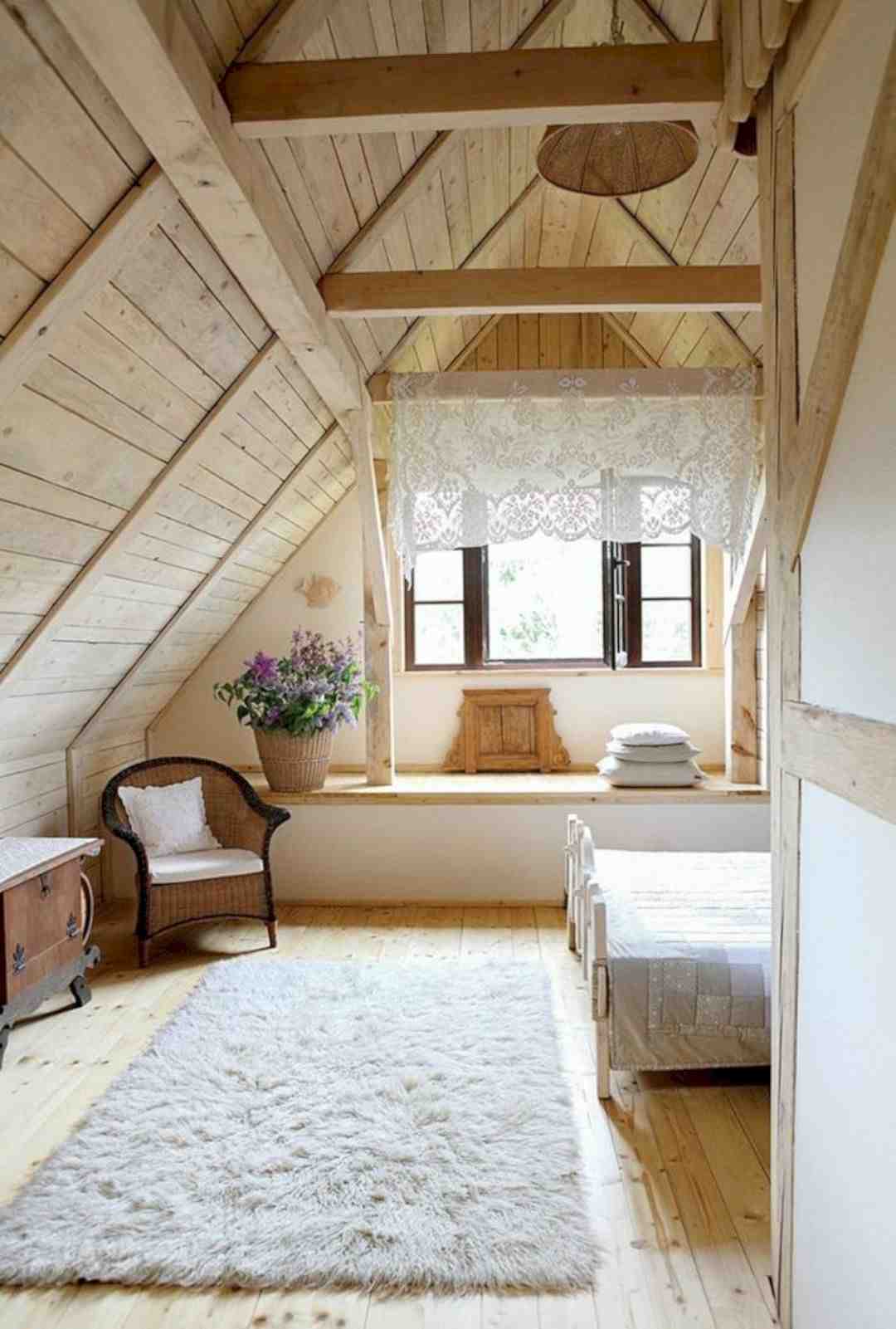 Интерьер мансарды в деревянном доме в стиле